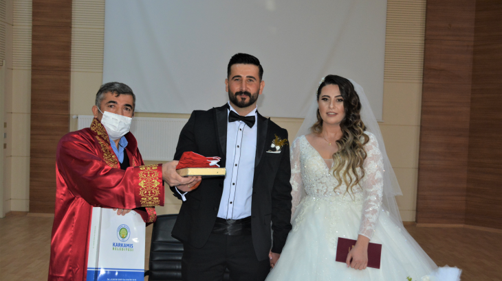 Karkamış Belediye Başkanı Ali DOĞAN Talimatı ile Evlenen Çiftlere Hediyemiz Olarak Kur'an-ı Kerim ve Bayrağımızı Takdim Ettik